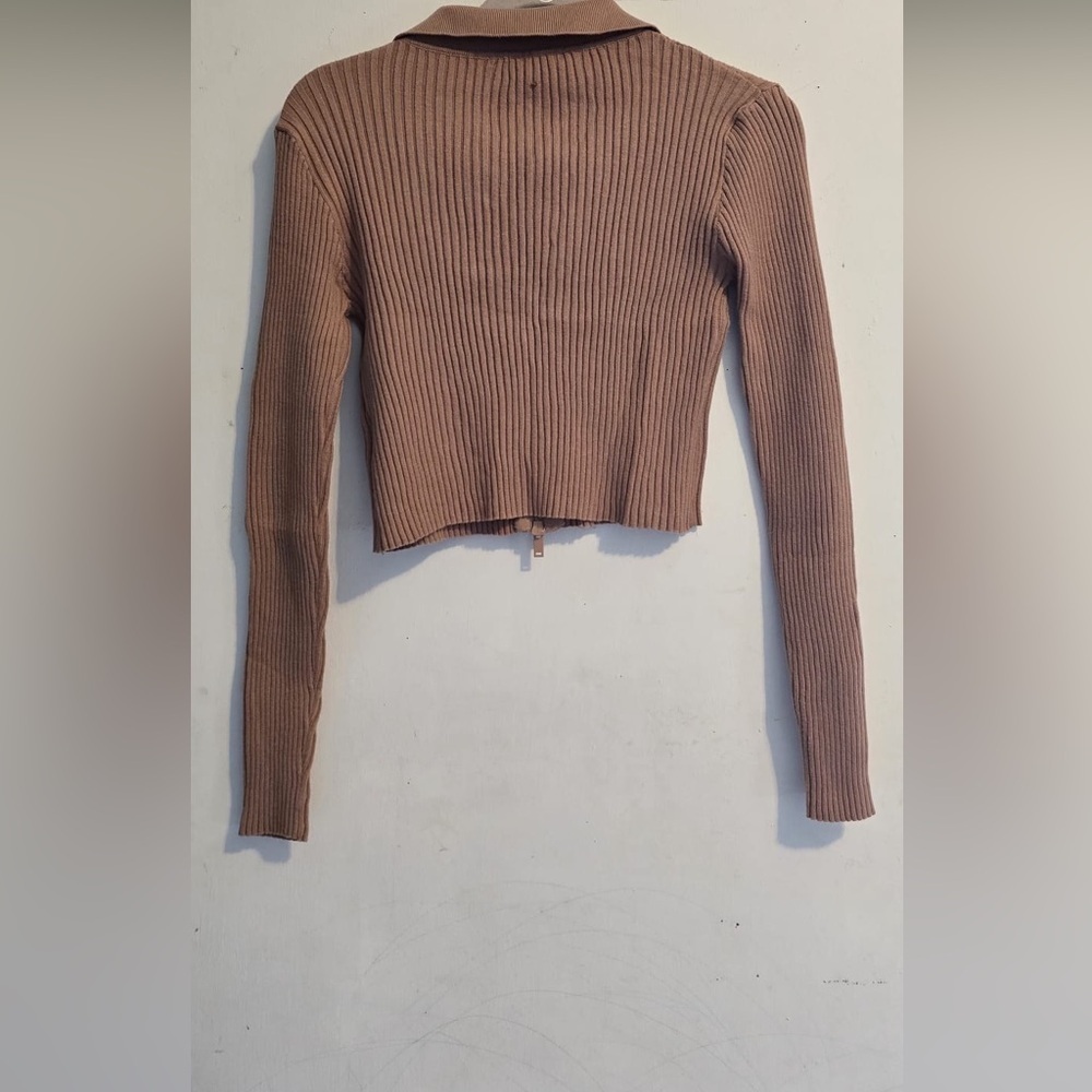 Stylish Ribbed Zip-Up Crop Top - Picture 10 of 14